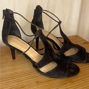 Tahari Black suede hills size 8